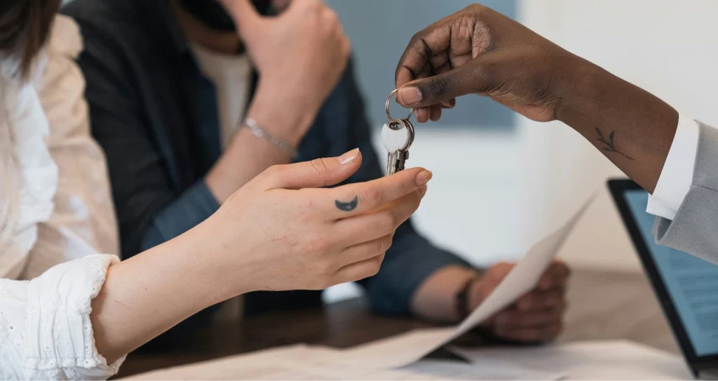 letting agent handing keys to new tenants avoiding a void period